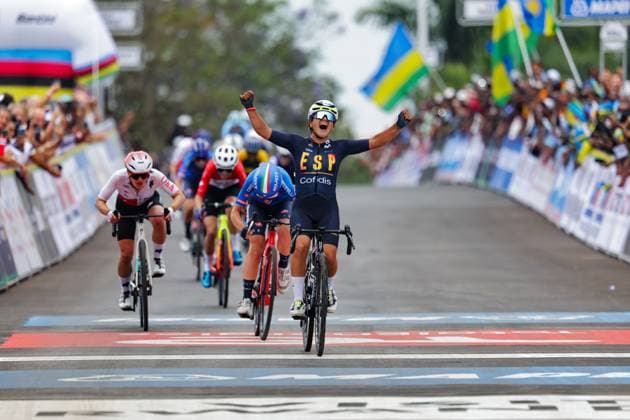 2025 UCI Road World Championships Picture by Alex Whitehead SWpix.com - 27 09 2025 - Cycling - 2025 UCI Road World Championships - Kigali Convention Centre, Kigali, Rwanda - Women Junior Road Race - Paula Ostiz Taco (Spain) Wins the Women Junior Road Race World Championship, WM, Weltmeisterschaft Copyright: x xSWpix.comx(t axPhotographyxHubxLtd)xAlexxWhitehead SWpix.comx SWP-3030-7766