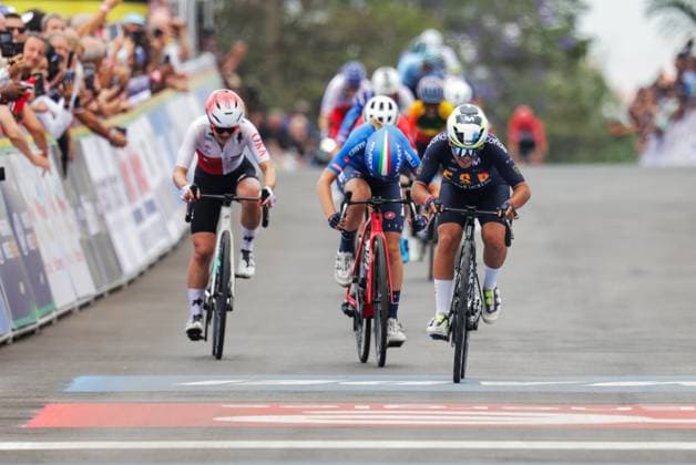 2025 UCI Road World Championships Picture by Alex Whitehead SWpix.com - 27 09 2025 - Cycling - 2025 UCI Road World Championships - Kigali Convention Centre, Kigali, Rwanda - Women Junior Road Race - Paula Ostiz Taco (Spain) Wins the Women Junior Road Race World Championship, WM, Weltmeisterschaft with Chantal Pegolo (Italy) in second and Anja Grossmann (Switzerland) in third Copyright: x xSWpix.comx(t axPhotographyxHubxLtd)xAlexxWhitehead SWpix.comx SWP-3030-7770