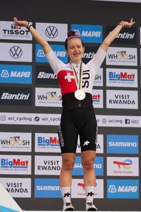 2025 UCI Road World Championships Picture by Alex Whitehead SWpix.com - 27 09 2025 - Cycling - 2025 UCI Road World Championships - Kigali Convention Centre, Kigali, Rwanda - Women Junior Road Race Podium - Anja Grossmann (Switzerland) receiving the Bronze Medal Copyright: x xSWpix.comx(t axPhotographyxHubxLtd)xAlexxWhitehead SWpix.comx SWP-3030-7812