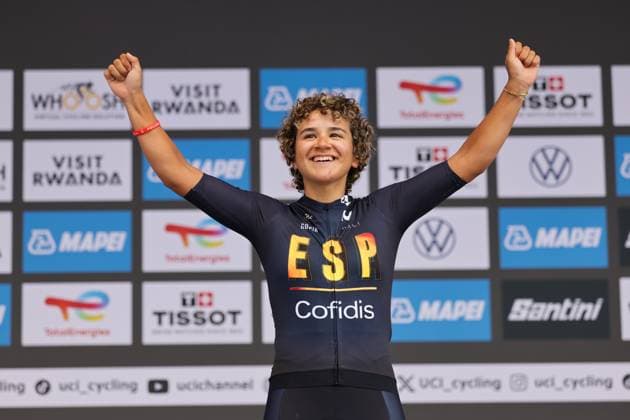 2025 UCI Road World Championships Picture by Alex Whitehead SWpix.com - 27 09 2025 - Cycling - 2025 UCI Road World Championships - Kigali Convention Centre, Kigali, Rwanda - Women Junior Road Race Podium - Paula Ostiz Taco (Spain) receiving the Gold Medal to become World Champion Copyright: x xSWpix.comx(t axPhotographyxHubxLtd)xAlexxWhitehead SWpix.comx SWP-3030-7821