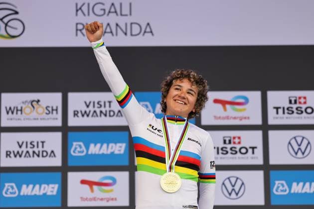2025 UCI Road World Championships Picture by Alex Whitehead SWpix.com - 27 09 2025 - Cycling - 2025 UCI Road World Championships - Kigali Convention Centre, Kigali, Rwanda - Women Junior Road Race Podium - Paula Ostiz Taco (Spain) receiving the Gold Medal to become World Champion Copyright: x xSWpix.comx(t axPhotographyxHubxLtd)xAlexxWhitehead SWpix.comx SWP-3030-7827