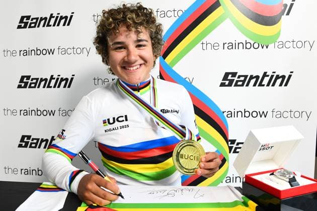 2025 UCI Road World Championships Picture by Simon Wilkinson SWpix.com - 27 09 2025 - Cycling - 2025 UCI Road World Championships - Kigali Convention Centre, Kigali, Rwanda - Women Junior Road Race Podium - Paula Ostiz Taco (Spain) signing the Santini rainbow Jersey Copyright: x xSWpix.comx(t axPhotographyxHubxLtd)xSimonxWilkinson SWpix.comx SWP-3030-7831