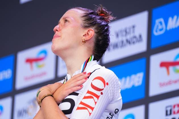 2025 UCI Road World Championships Picture by Zac Williams SWpix.com - 27 09 2025 - Cycling - 2025 UCI Road World Championships - Kigali Convention Centre, Kigali, Rwanda - Women Junior Road Race Podium - Anja Grossmann (Switzerland) looks up to the sky after receiving the Bronze Medal in memory of teammate and friend Muriel Furrer who passed away during the Women Junior Road Race World Championship, WM, Weltmeisterschaft last year Copyright: x xSWpix.comx(t axPhotographyxHubxLtd)xZacxWilliams SWpix.comx SWP-3030-7850