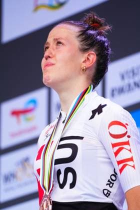 2025 UCI Road World Championships Picture by Zac Williams SWpix.com - 27 09 2025 - Cycling - 2025 UCI Road World Championships - Kigali Convention Centre, Kigali, Rwanda - Women Junior Road Race Podium - Anja Grossmann (Switzerland) looks up to the sky after receiving the Bronze Medal in memory of teammate and friend Muriel Furrer who passed away during the Women Junior Road Race World Championship, WM, Weltmeisterschaft last year Copyright: x xSWpix.comx(t axPhotographyxHubxLtd)xZacxWilliams SWpix.comx SWP-3030-7851