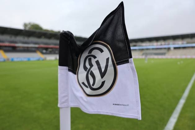 27 09 2025, Football, Men, 2 Bundesliga, Season 2025 2026, SV 07 Elversberg Holstein Kiel, The corner flag of SV 07 Elversberg blows in the wind Elversberg Ursapharm Arena an der Kaiserlinde Saarland Germany DEU Copyright: xSebastianxBachx