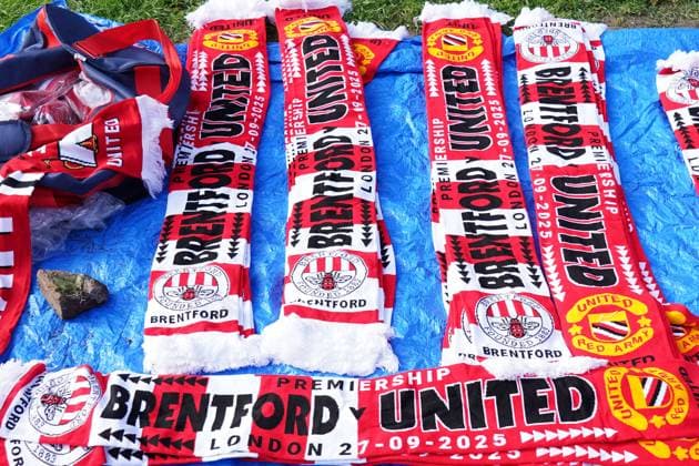 Premier League Brentford v Manchester United, ManU View of matchday half and half scarfs ahead of the Premier League match Brentford vs Manchester United at The Gtech Community Stadium, London, United Kingdom, 27th September 2025 (Photo by Harvey Murphy News Images) Copyright: xHarveyxMurphy NewsxImagesx