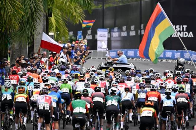 UCI 2025 Road World Championship, WM, Weltmeisterschaft Kigali 27 09 2025 KIGALI, RWANDA - SEPTEMBER 27 : Illustration picture of the start of the race during the Women Elite cycling road race of the UCI Road World Championships 2025 92nd edition an UCI World Championships cycling race of 164.6 km with start in Kigali and finish in Kigali on September 27, 2025 in Kigali, Rwanda, 27 09 2025 Kigali Rwanda  Copyright: xJanxDexMeuleneirx