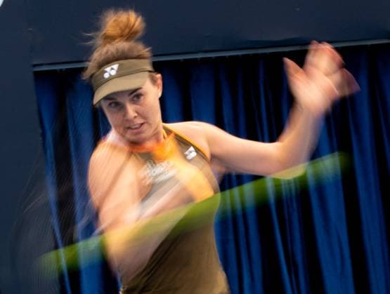 (250927) -- BEIJING, Sept. 27, 2025 -- Linda Noskova hits a return during the women s singles second round match between Wang Xiyu of China and Linda Noskova of the Czech Republic at 2025 China Open tennis tournament in Beijing, China, Sept. 27, 2025. ) (SP)CHINA-BEIJING-TENNIS-CHINA OPEN-WOMEN S SINGLES-SECOND ROUND (CN) HuxJingwen 