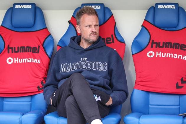 Before the match Marksu Fiedler 1 FC Magdeburg, Head Coach on the substitutes bench, GER, Karlsruher SC vs 1 FC Magdeburg, 2 Bundesliga, Matchday 7, 2025 2026, 27 09 2025, DFL REGULATIONS PROHIBIT ANY USE OF PHOTOGRAPHS AS IMAGE SEQUENCES AND OR QUASI VIDEO, GER, Karlsruher SC vs 1 FC Magdeburg, 2 Bundesliga, Matchday 7, 2025 2026, 27 09 2025 Karlsruhe Copyright: xEibner-Pressefoto JanxPrihodax EP_JPA