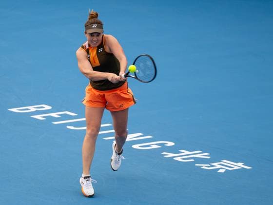 (250927) -- BEIJING, Sept. 27, 2025 -- Linda Noskova hits a return during the women s singles second round match between Wang Xiyu of China and Linda Noskova of the Czech Republic at 2025 China Open tennis tournament in Beijing, China, Sept. 27, 2025. ) (SP)CHINA-BEIJING-TENNIS-CHINA OPEN-WOMEN S SINGLES-SECOND ROUND (CN) HuxJingwen 