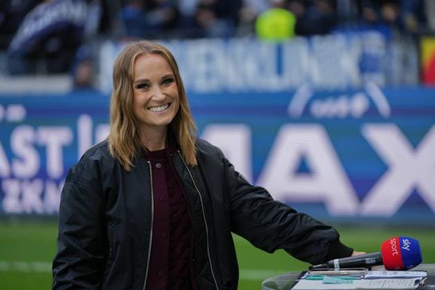 2 Fussball Bundesliga, Karlsruher SC vs 1 FC Magdeburg, 27 09 2025 Nele Ocik Sky Moderator 2 Fussball Bundesliga, Karlsruher SC vs 1 FC Magdeburg, BBBank Wildpark Karlsruhe, 27 09 2025 DFB DFL REGULATIONS PROHIBIT ANY USE OF PHOTOGRAPHS AS IMAGE SEQUENCES AND OR QUASI VIDEO Copyright: xBEAUTIFULxSPORTS Boscox