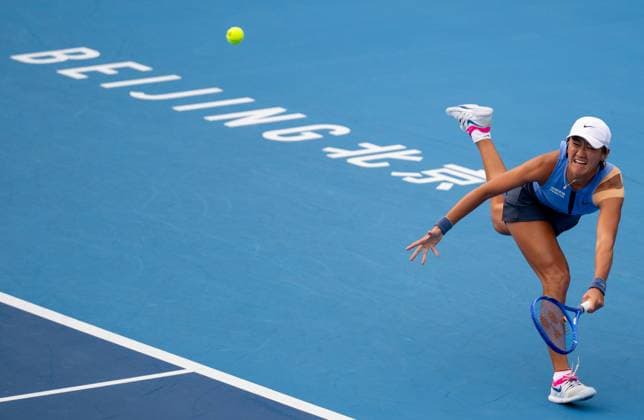 (250927) -- BEIJING, Sept. 27, 2025 -- Wang Xiyu hits a return during the women s singles second round match between Wang Xiyu of China and Linda Noskova of the Czech Republic at 2025 China Open tennis tournament in Beijing, China, Sept. 27, 2025. ) (SP)CHINA-BEIJING-TENNIS-CHINA OPEN-WOMEN S SINGLES-SECOND ROUND (CN) HuxJingwen 