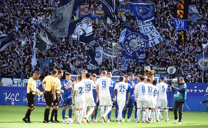 27 09 2025, xhbx, Fußball 2 Bundesliga, Karlsruher SC 1 FC Magdeburg v l Einlaufen der Mannschaften DFL DFB REGULATIONS PROHIBIT ANY USE OF PHOTOGRAPHS as IMAGE SEQUENCES and or QUASI VIDEO Karlsruhe