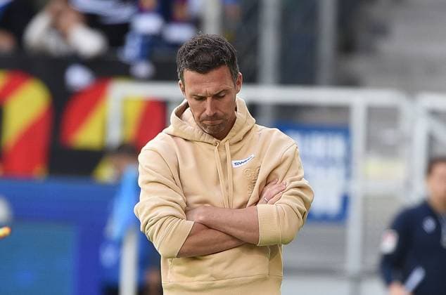 27 09 2025, xhbx, Fussball 2 Bundesliga, Karlsruher SC 1 FC Magdeburg v l Trainer Christian Eichner Karlsruher SC KSC enttaeuscht, enttaeuscht schauend, dissapointed DFL DFB REGULATIONS PROHIBIT ANY USE OF PHOTOGRAPHS as IMAGE SEQUENCES and or QUASI VIDEO Karlsruhe