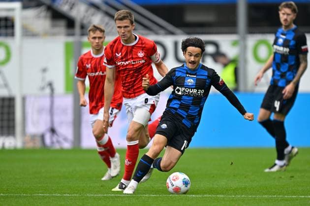 Paderborn, Home Deluxe Arena, 27 09 25, GER, Herren, 2 Bundesliga, Saison 2025 2026, SC Paderborn 07 1 FC Kaiserslautern Bild v li im Zweikampf Fabian KUNZE Kaiserslautern und Mika BAUR Paderborn DFL regulations prohibit any use of photographs as image sequences and or quasi video NRW Deutschland