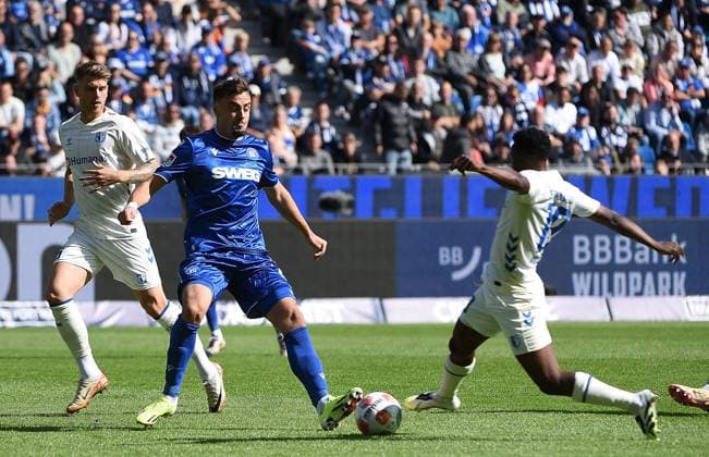 27 09 2025, xhbx, Soccer 2 Bundesliga, Karlsruher SC 1 FC Magdeburg v l Philipp Förster Karlsruher SC KSC , Lubambo Musonda 1 FC Magdeburg DFL DFB REGULATIONS PROHIBIT ANY USE OF PHOTOGRAPHS as IMAGE SEQUENCES and or QUASI VIDEO Karlsruhe