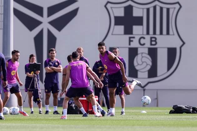 September 27, 2025, Sant Joan Despi, Barcelona, SPAIN: Ronald Araujo during the training day of FC Barcelona, Barca ahead the Spanish League, La Liga EA Sports, football match against Real Sociedad at Ciudad Esportiva Joan Gamper on September 27, 2025 in Sant Joan Despi, Barcelona, Spain. Sant Joan Despi SPAIN - ZUMAa181 20250927_zaa_a181_017 Copyright: xJavierxBorregox