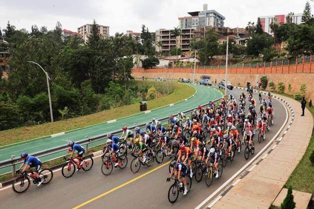 2025 UCI Road World Championships Picture by Alex Whitehead SWpix.com - 27 09 2025 - Cycling - 2025 UCI Road World Championships - Kigali Convention Centre, Kigali, Rwanda - Women Elite Road Race - The peloton Copyright: x xSWpix.comx(t axPhotographyxHubxLtd)xAlexxWhitehead SWpix.comx SWP-3030-7925