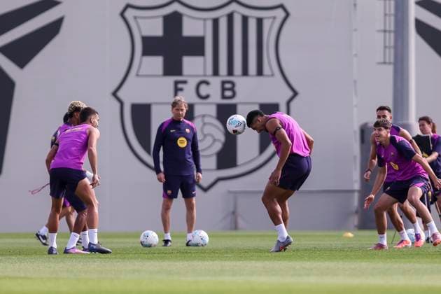 September 27, 2025, Sant Joan Despi, Barcelona, SPAIN: Ronald Araujo during the training day of FC Barcelona, Barca ahead the Spanish League, La Liga EA Sports, football match against Real Sociedad at Ciudad Esportiva Joan Gamper on September 27, 2025 in Sant Joan Despi, Barcelona, Spain. Sant Joan Despi SPAIN - ZUMAa181 20250927_zaa_a181_019 Copyright: xJavierxBorregox