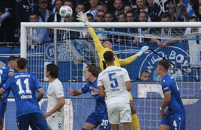 27 09 2025, xhbx, Soccer 2 Bundesliga, Karlsruher SC 1 FC Magdeburg v l Hans Christian Bernat Karlsruher SC KSC DFL DFB REGULATIONS PROHIBIT ANY USE OF PHOTOGRAPHS as IMAGE SEQUENCES and or QUASI VIDEO Karlsruhe