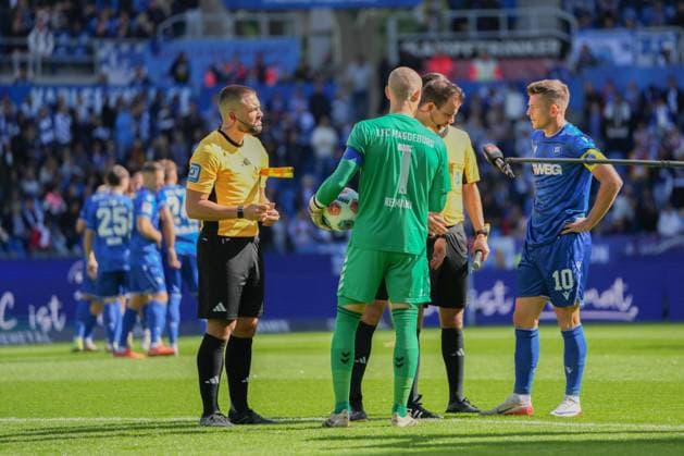 2 Soccer Bundesliga, Karlsruher SC vs 1 FC Magdeburg, 27 09 2025 The referee team Christian Ballweg assistant referee , Wolfgang Haslberger referee , and Tobias Endriß assistant referee with the captains Dominik Reimann 1 FC Magdeburg, 1 and Marvin Wanitzek Karlsruher SC, 10 at the side selection 2 Soccer Bundesliga, Karlsruher SC vs 1 FC Magdeburg, BBBank Wildpark Karlsruhe, 27 09 2025 DFB DFL REGULATIONS PROHIBIT ANY USE OF PHOTOGRAPHS AS IMAGE SEQUENCES AND OR QUASI VIDEO Copyright: xBEAUTIFULxSPORTS Boscox