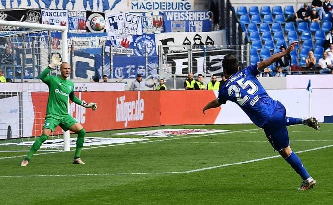 27 09 2025, xhbx, Soccer 2 Bundesliga, Karlsruher SC 1 FC Magdeburg v l Dominik Reimann 1 FC Magdeburg , Lilian Egloff Karlsruher SC KSC DFL DFB REGULATIONS PROHIBIT ANY USE OF PHOTOGRAPHS as IMAGE SEQUENCES and or QUASI VIDEO Karlsruhe