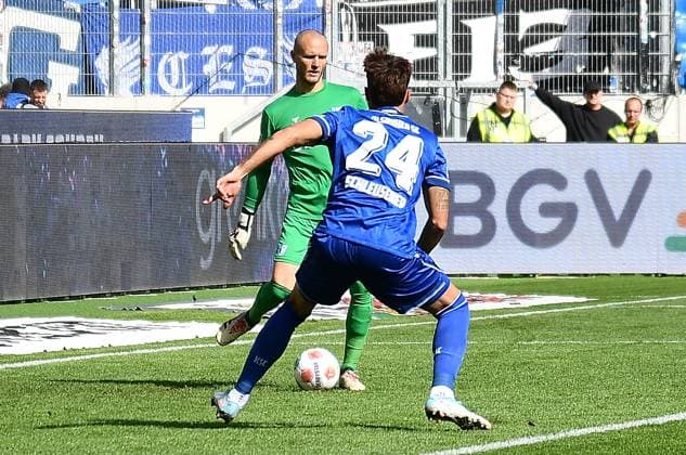 27 09 2025, xhbx, Soccer 2 Bundesliga, Karlsruher SC 1 FC Magdeburg v l Dominik Reimann 1 FC Magdeburg , Fabian Schleusener Karlsruher SC KSC DFL DFB REGULATIONS PROHIBIT ANY USE OF PHOTOGRAPHS as IMAGE SEQUENCES and or QUASI VIDEO Karlsruhe