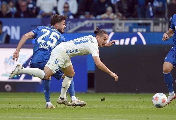 27 09 2025, xhbx, Soccer 2 Bundesliga, Karlsruher SC 1 FC Magdeburg v l Lilian Egloff Karlsruher SC KSC , Baris Atik 1 FC Magdeburg DFL DFB REGULATIONS PROHIBIT ANY USE OF PHOTOGRAPHS as IMAGE SEQUENCES and or QUASI VIDEO Karlsruhe