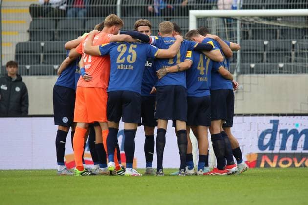 27 09 2025, xpfrx, Soccer 2 Bundesliga, SV Elversberg Holstein Kiel v l Teamkreis DFL DFB REGULATIONS PROHIBIT ANY USE OF PHOTOGRAPHS as IMAGE SEQUENCES and or QUASI VIDEO Elversberg