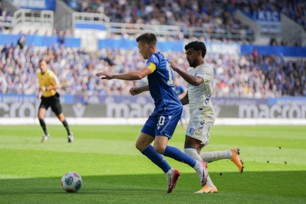 2 Soccer Bundesliga, Karlsruher SC vs. 1 FC Magdeburg, 27 09 2025 Duel for the ball between Marvin Wanitzek Karlsruher SC, 10 and Rayan Ghrieb 1 FC Magdeburg, 29 2 Soccer Bundesliga, Karlsruher SC vs. 1 FC Magdeburg, BBBank Wildpark Karlsruhe, 27 09 2025 DFB DFL REGULATIONS PROHIBIT ANY USE OF PHOTOGRAPHS AS IMAGE SEQUENCES AND OR QUASI VIDEO Copyright: xBEAUTIFULxSPORTS Boscox