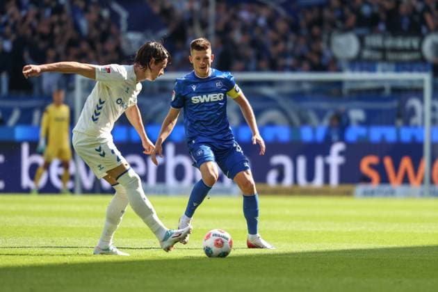 Marvin Wanitzek Karlsruher SC, 10 puts pressure on Jean Hugonet 1 FC Magdeburg, 24 , GER, Karlsruher SC vs 1 FC Magdeburg, 2 Bundesliga, 7 Matchday, 2025 2026, 27 09 2025, DFL REGULATES PROHIBIT ANY USE OF PHOTOGRAPHS AS IMAGE SEQUENCES AND OR QUASI VIDEO, GER, Karlsruher SC vs 1 FC Magdeburg, 2 Bundesliga, 7 Matchday, 2025 2026, 27 09 2025 Karlsruhe Copyright: xEibner-Pressefoto JanxPrihodax EP_JPA