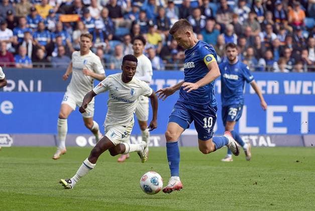 27 09 2025, xhbx, Soccer 2 Bundesliga, Karlsruher SC 1 FC Magdeburg v l Lubambo Musonda 1 FC Magdeburg , Marvin Wanitzek Karlsruher SC KSC DFL DFB REGULATIONS PROHIBIT ANY USE OF PHOTOGRAPHS as IMAGE SEQUENCES and or QUASI VIDEO Karlsruhe