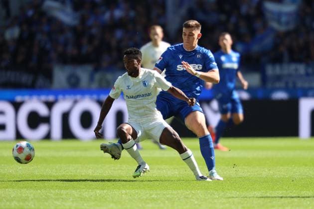 Lubambo Musonda 1 FC Magdeburg, 19 in duel with Marcel Beifus Karlsruher SC, 04 , GER, Karlsruher SC vs 1 FC Magdeburg, 2 Bundesliga, 7 Matchday, 2025 2026, 27 09 2025, DFL REGULATIONS PROHIBIT ANY USE OF PHOTOGRAPHS AS IMAGE SEQUENCES AND OR QUASI VIDEO, GER, Karlsruher SC vs 1 FC Magdeburg, 2 Bundesliga, 7 Matchday, 2025 2026, 27 09 2025 Karlsruhe Copyright: xEibner-Pressefoto JanxPrihodax EP_JPA