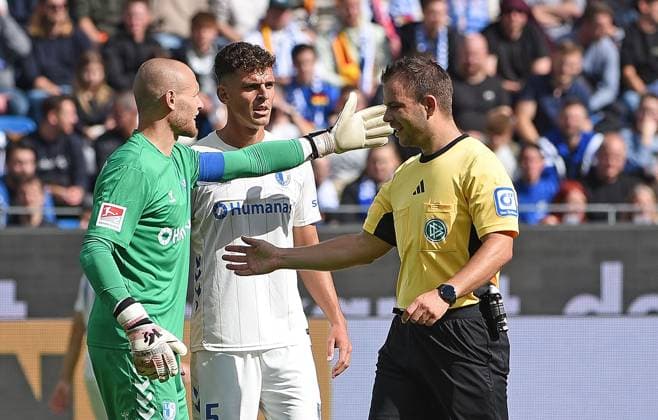 27 09 2025, xhbx, Soccer 2 Bundesliga, Karlsruher SC 1 FC Magdeburg v l Dominik Reimann 1 FC Magdeburg , Tobias Müller 1 FC Magdeburg , Wolfgang Haslberger DFB Referee DFL DFB REGULATIONS PROHIBIT ANY USE OF PHOTOGRAPHS as IMAGE SEQUENCES and or QUASI VIDEO Karlsruhe