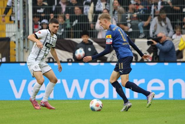 27 09 2025, Football, Men, 2 Bundesliga, Season 2025 2026, SV 07 Elversberg Holstein Kiel, Felix Keidel SV 07 Elversberg , Alexander Bernhardsson Holstein Kiel Elversberg Ursapharm Arena an der Kaiserlinde Saarland Germany DEU Copyright: xSebastianxBachx