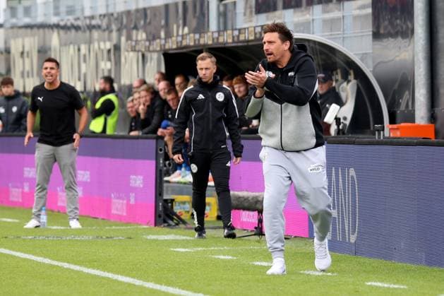 27 09 2025, xpfrx, Soccer 2 Bundesliga, SV Elversberg Holstein Kiel v l Coach Vincent Wagner SV Elversberg gives instructions, gesticulates, gesticulate with arms gives instructions, gesticulate DFL DFB REGULATIONS PROHIBIT ANY USE OF PHOTOGRAPHS as IMAGE SEQUENCES and or QUASI VIDEO Elversberg
