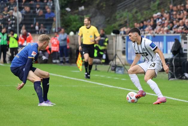 27 09 2025, Football, Men, 2 Bundesliga, Season 2025 2026, SV 07 Elversberg Holstein Kiel, Felix Keidel SV 07 Elversberg , Alexander Bernhardsson Holstein Kiel Elversberg Ursapharm Arena an der Kaiserlinde Saarland Germany DEU Copyright: xSebastianxBachx