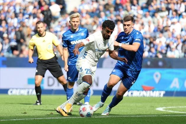 27 09 2025, xrekx, Fussball 2 Bundesliga, Karlsruher SC 1 FC Magdeburg v l Rayan Ghrieb 1 FC Magdeburg Marcel Beifus Karlsruher SC Zweikampf, Aktion, action, battle for the ball DFL DFB REGULATIONS PROHIBIT ANY USE OF PHOTOGRAPHS as IMAGE SEQUENCES and or QUASI VIDEO Karlsruhe