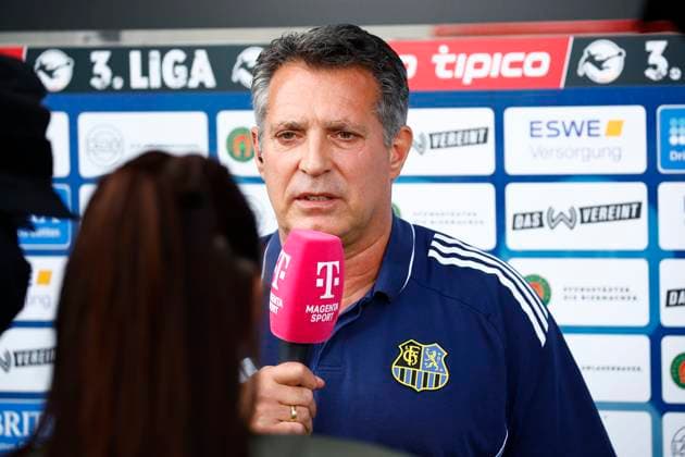 27 09 2025, xavx, Soccer 3 Liga, SV Wehen Wiesbaden 1 FC Saarbrücken v l Coach Alois Schwartz 1 FC Saarbrücken interviewed by Magenta Sport DFL DFB REGULATIONS PROHIBIT ANY USE OF PHOTOGRAPHS as IMAGE SEQUENCES and or QUASI VIDEO Wiesbaden