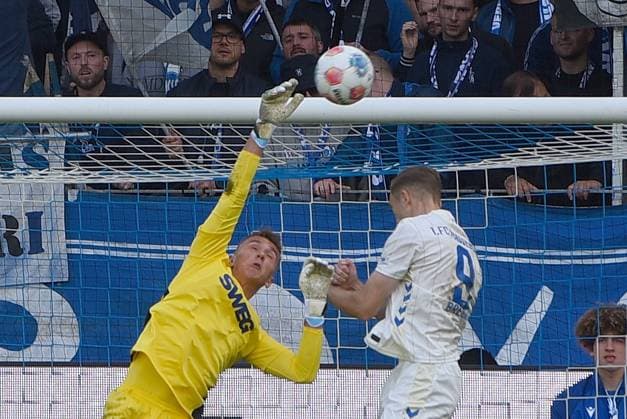 27 09 2025, xhbx, Soccer 2 Bundesliga, Karlsruher SC 1 FC Magdeburg v l Hans Christian Bernat Karlsruher SC KSC , Maximilian Breunig 1 FC Magdeburg DFL DFB REGULATIONS PROHIBIT ANY USE OF PHOTOGRAPHS as IMAGE SEQUENCES and or QUASI VIDEO Karlsruhe