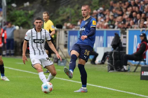 27 09 2025, Football, Men, 2 Bundesliga, Season 2025 2026, SV 07 Elversberg Holstein Kiel, Felix Keidel SV 07 Elversberg , David Zec Holstein Kiel Elversberg Ursapharm Arena an der Kaiserlinde Saarland Germany DEU Copyright: xSebastianxBachx