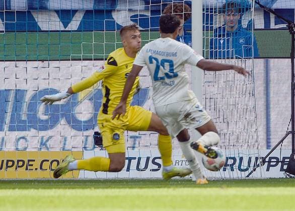 27 09 2025, xhbx, Soccer 2 Bundesliga, Karlsruher SC 1 FC Magdeburg v l Hans Christian Bernat Karlsruher SC KSC , Rayan Ghrieb 1 FC Magdeburg DFL DFB REGULATIONS PROHIBIT ANY USE OF PHOTOGRAPHS as IMAGE SEQUENCES and or QUASI VIDEO Karlsruhe