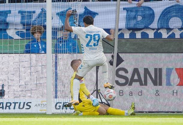 27 09 2025, xhbx, Soccer 2 Bundesliga, Karlsruher SC 1 FC Magdeburg v l Hans Christian Bernat Karlsruher SC KSC , Rayan Ghrieb 1 FC Magdeburg DFL DFB REGULATIONS PROHIBIT ANY USE OF PHOTOGRAPHS as IMAGE SEQUENCES and or QUASI VIDEO Karlsruhe