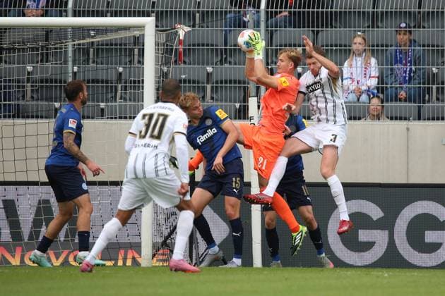 27 09 2025, xpfrx, Soccer 2 Bundesliga, SV Elversberg Holstein Kiel v l Kasper Davidsen Holstein Kiel Jonas Krumrey Holstein Kiel Florian Le Joncour SV Elversberg Zweikampf, Aktion, action, battle for the ball DFL DFB REGULATIONS PROHIBIT ANY USE OF PHOTOGRAPHS as IMAGE SEQUENCES and or QUASI VIDEO Elversberg