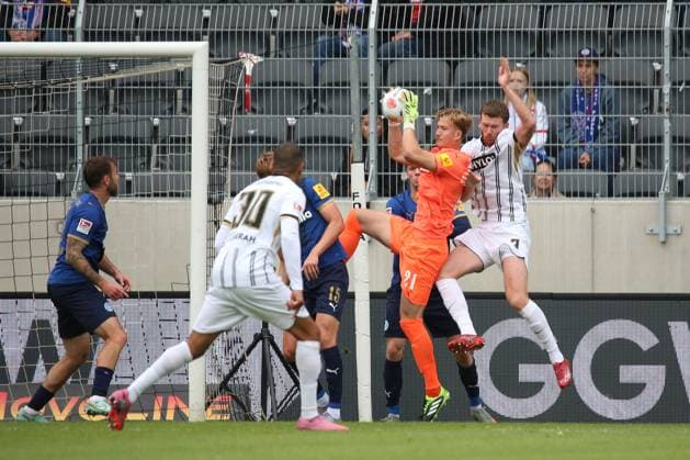 27 09 2025, xpfrx, Soccer 2 Bundesliga, SV Elversberg Holstein Kiel v l Kasper Davidsen Holstein Kiel Jonas Krumrey Holstein Kiel Florian Le Joncour SV Elversberg Zweikampf, Aktion, action, battle for the ball DFL DFB REGULATIONS PROHIBIT ANY USE OF PHOTOGRAPHS as IMAGE SEQUENCES and or QUASI VIDEO Elversberg
