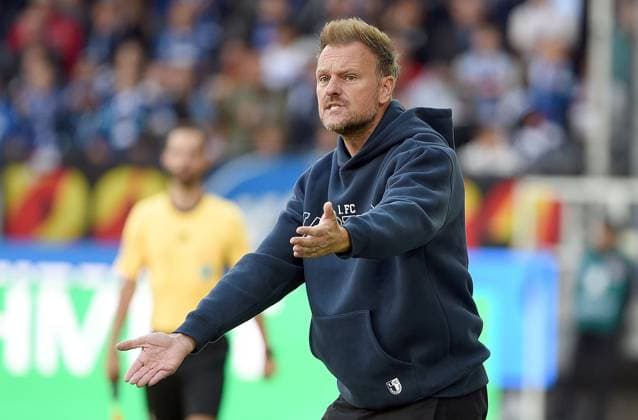 27 09 2025, xhbx, Soccer 2 Bundesliga, Karlsruher SC 1 FC Magdeburg v l Coach Markus Fiedler 1 FC Magdeburg gives instructions, gesticulates, gesticulate with arms gives instructions, gesticulate DFL DFB REGULATIONS PROHIBIT ANY USE OF PHOTOGRAPHS as IMAGE SEQUENCES and or QUASI VIDEO Karlsruhe
