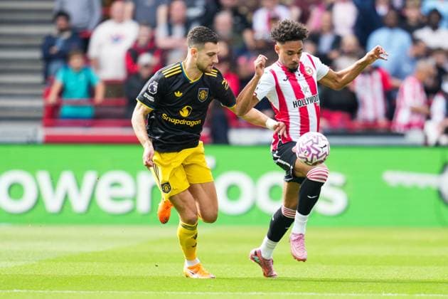 Premier League Brentford v Manchester United, ManU Diogo Dalot of Manchester United and Kevin Schade of Brentford battle during the Premier League match Brentford vs Manchester United at The Gtech Community Stadium, London, United Kingdom, 27th September 2025 (Photo by Harvey Murphy News Images) Copyright: xHarveyxMurphy NewsxImagesx