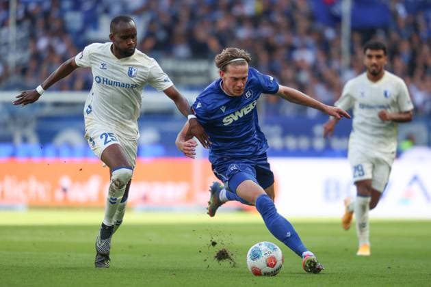 David Herold Karlsruher SC, 20 in duel with Silas Gnaka 1 FC Magdeburg, 25 , GER, Karlsruher SC vs 1 FC Magdeburg, 2 Bundesliga, Matchday 7, 2025 2026, 27 09 2025, DFL REGULATIONS PROHIBIT ANY USE OF PHOTOGRAPHS AS IMAGE SEQUENCES AND OR QUASI VIDEO, GER, Karlsruher SC vs 1 FC Magdeburg, 2 Bundesliga, Matchday 7, 2025 2026, 27 09 2025 Karlsruhe Copyright: xEibner-Pressefoto JanxPrihodax EP_JPA