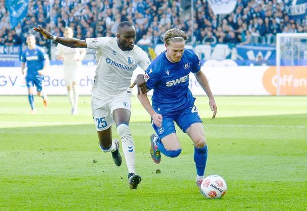 27 09 2025, xhbx, Soccer 2 Bundesliga, Karlsruher SC 1 FC Magdeburg v l Silas Gnaka 1 FC Magdeburg , David Herold Karlsruher SC KSC DFL DFB REGULATIONS PROHIBIT ANY USE OF PHOTOGRAPHS as IMAGE SEQUENCES and or QUASI VIDEO Karlsruhe