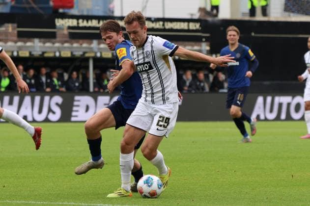 27 09 2025, Football, Men, 2 Bundesliga, Season 2025 2026, SV 07 Elversberg Holstein Kiel, Tom Zimmerschied SV 07 Elversberg , Magnus Knudsen Holstein Kiel Elversberg Ursapharm Arena an der Kaiserlinde Saarland Germany DEU Copyright: xSebastianxBachx
